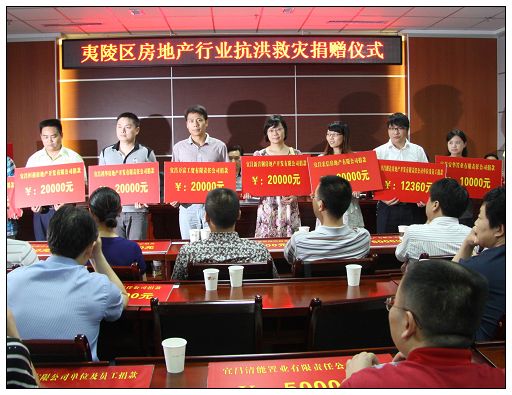危难时刻伸援手，洪水无情人有情！